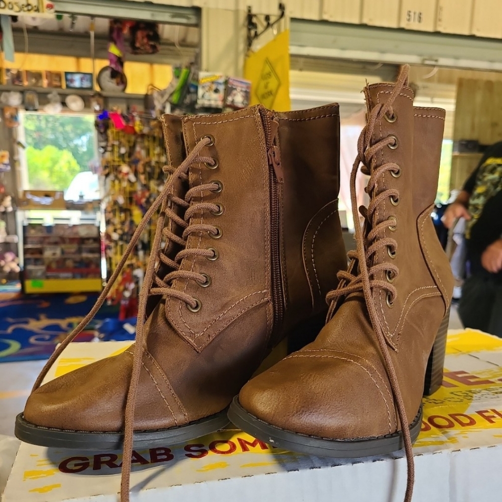 138126 Faded glory Troopa Boots, size 9M Brown Lace Leather Boots . Has some pea